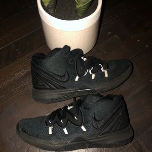 Kyrie 5 red carpet good condition{ NIKE}